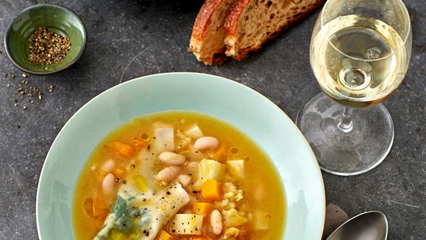Gelbe Minestrone mit Kürbis und Mangold-Wan-Tan Rezept