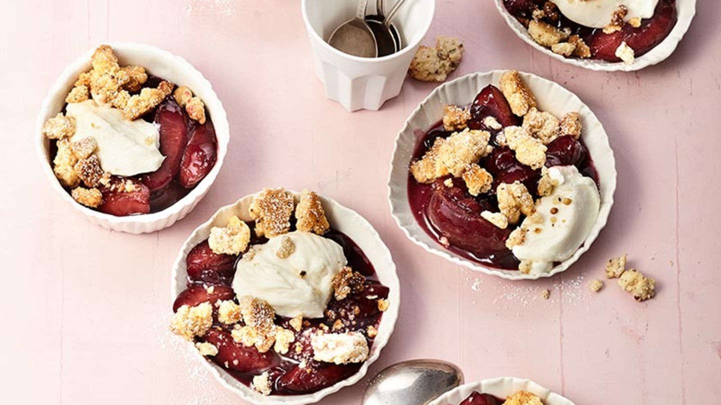 Ziegenkäse-Crumble mit Rotwein-Zwetschgen Rezept