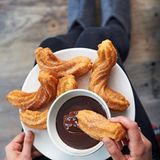 Himmlisch: In Zimt-Zucker gewälzte Churros mit Schoko-Sauce!