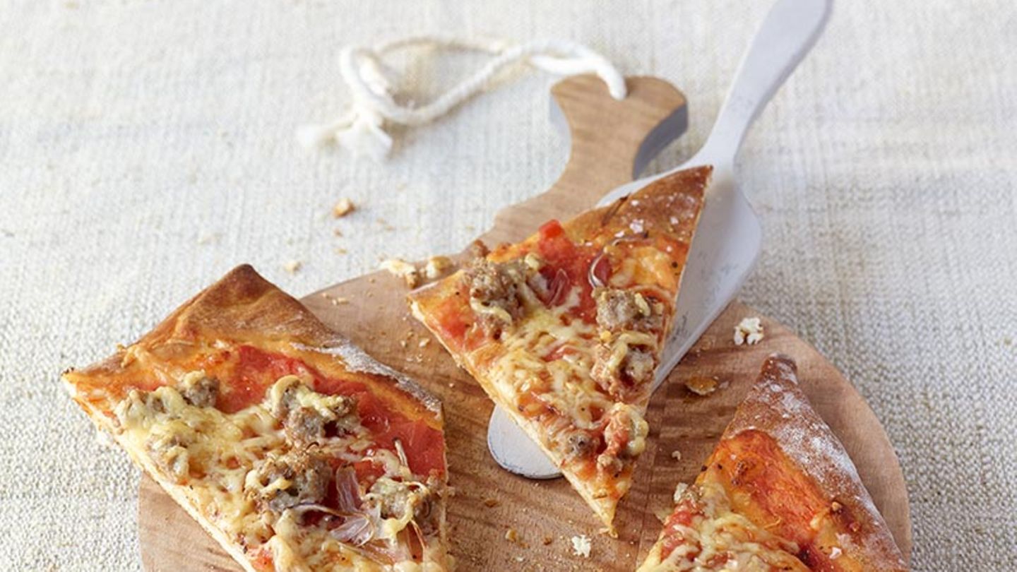 Mett-Zwiebel-Pizza Rezept