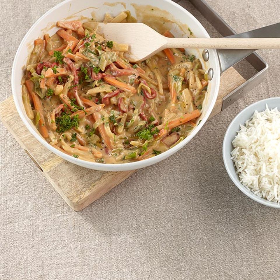 Gemüse-Mandel-Pfanne mit Reis