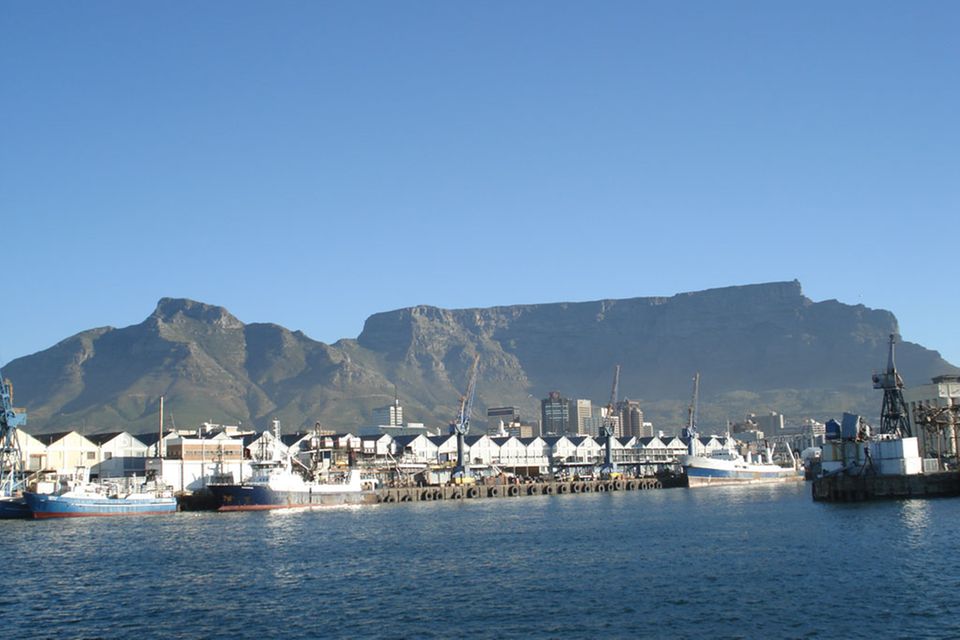 Weltbekanntes Panorama von Kapstadt: Der Hafen mit dem Tafelberg.