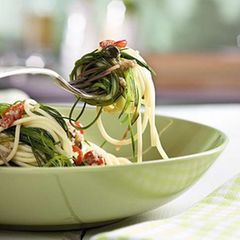 Spaghetti mit Barbe di Fratte, auch als Mönchsbart bekannt. Italia. Ein Spaziergang durch die Jahreszeitenküche