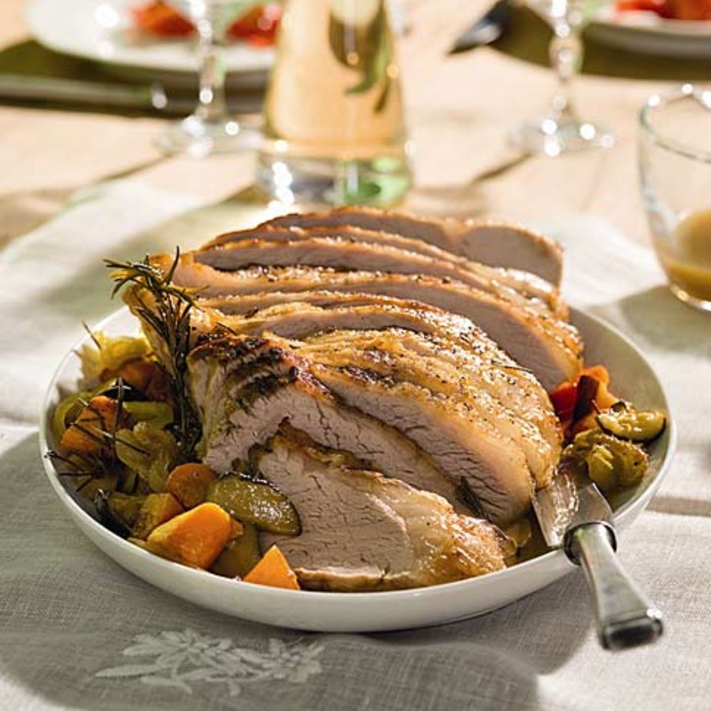 Ein sommerlicher Kalbsbraten mit Möhren, Zucchini und Sellerie. Italia. Ein Spaziergang durch die Jahreszeitenküche