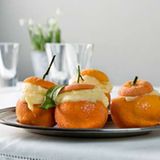 Ein dekoratives Desser: Mandarinen-Sorbet in der gefrorenen Schale Italia. Ein Spaziergang durch die Jahreszeitenküche