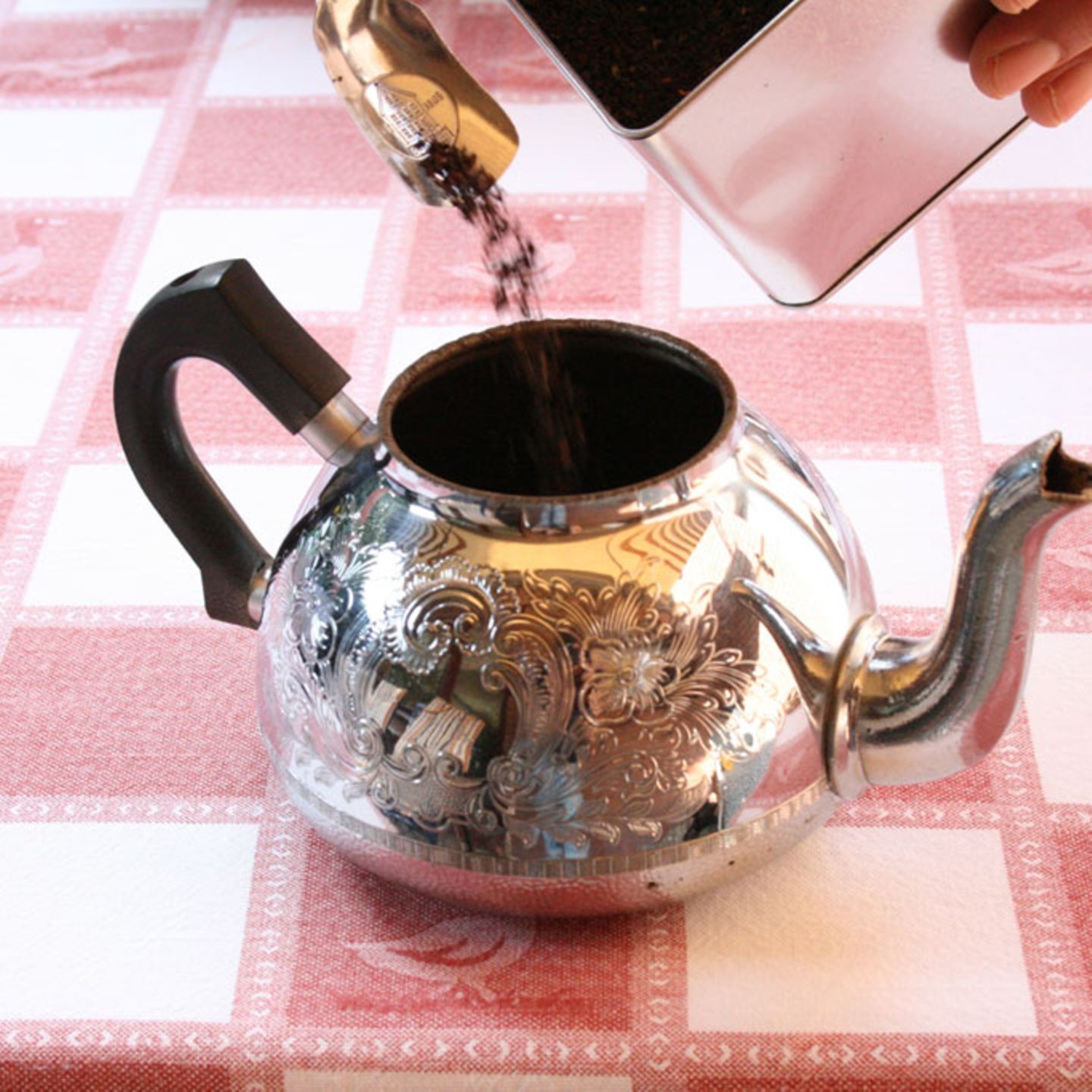 Zunächst wird die Kanne (Trekkpott) durch Ausspülen mit kochendem Wasser angewärmt, damit der Tee auch wirklich heiß ist. Danach wird der Tee in die Kanne gefüllt (pro Tasse einen kleinen ostfriesischen Teelöffel und am Ende einen Teelöffel für die Kanne).