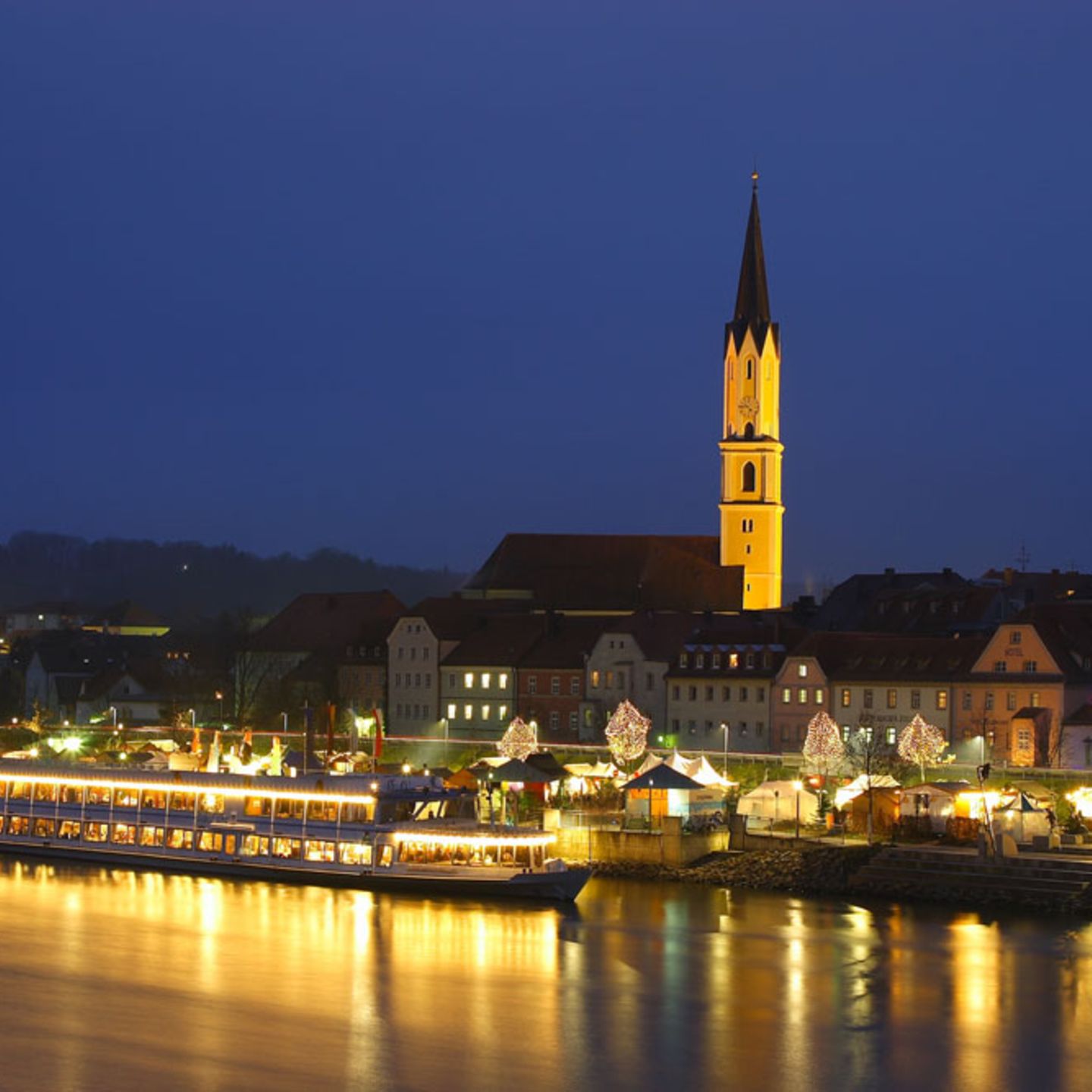 Schwimmender Christkindlmarkt Vilshofen - [ESSEN UND TRINKEN]