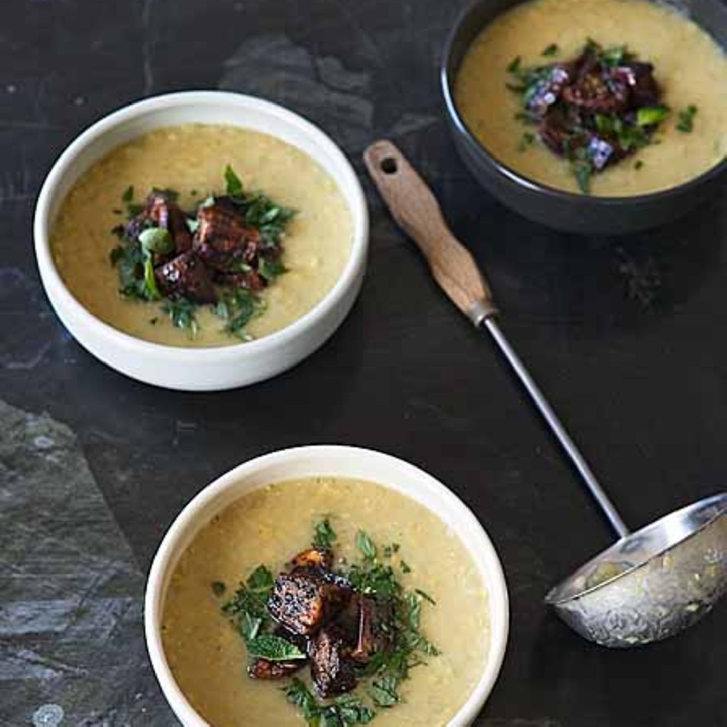Pismek - Kochen auf Türkisch: Rote-Linsen-Suppe mit Aubergine und Minze
