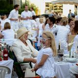 Alt und Jung picknickt gemeinsam