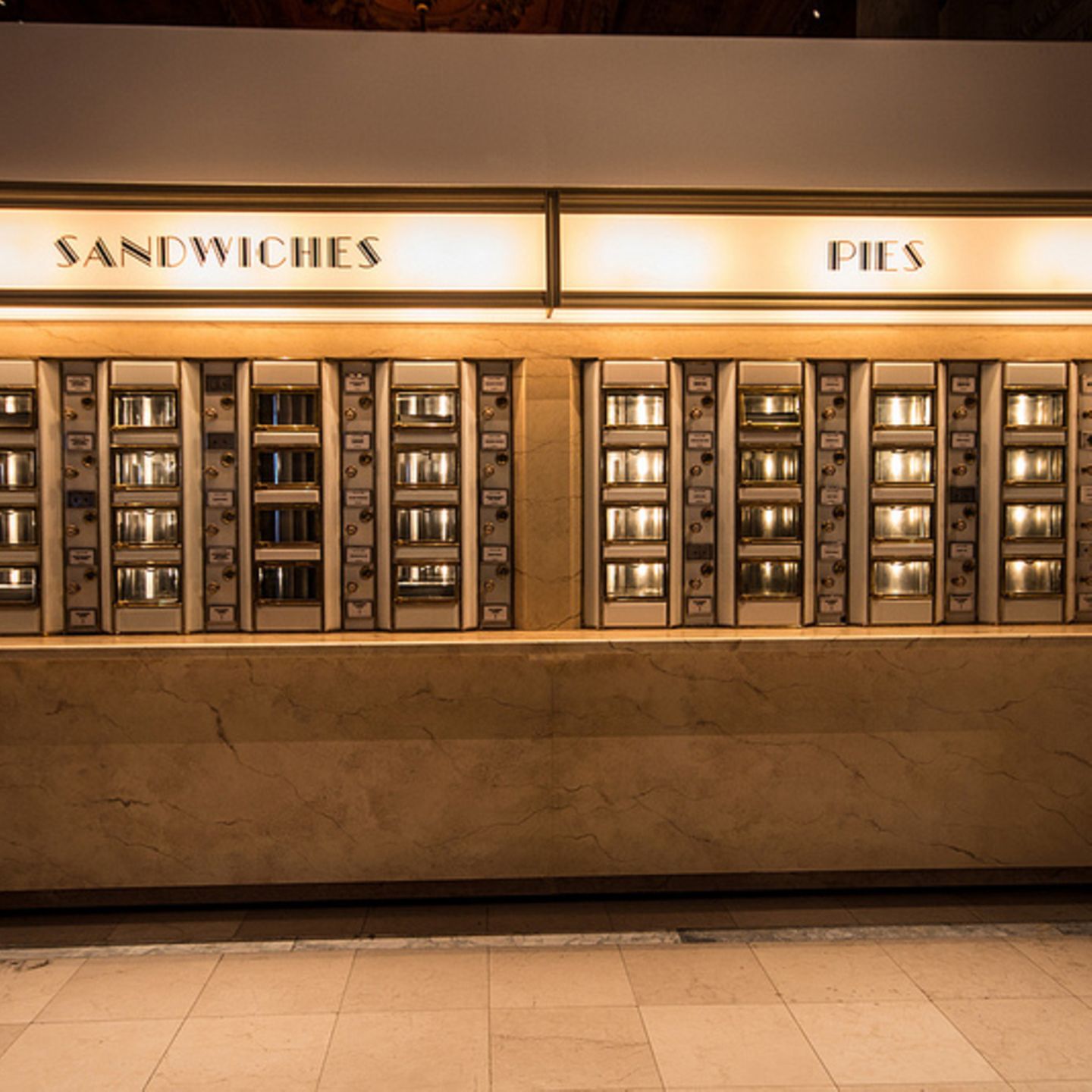 Restaurierter Essens-Automat in der Ausstellung