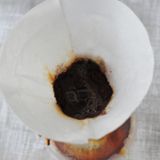 Schritt 3: Kaffeepulver in die Chemex füllen und anfeuchten
