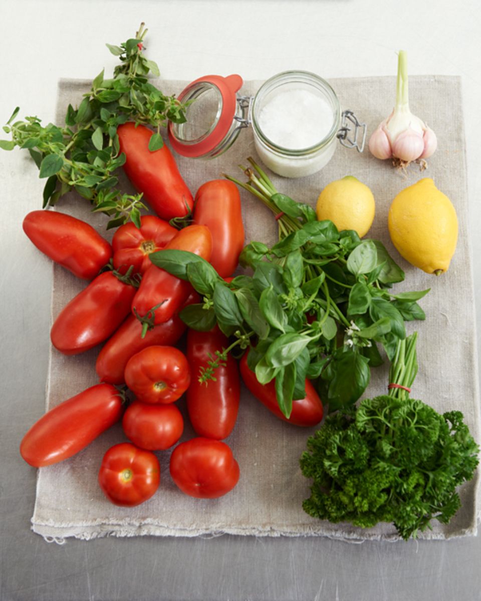 Vollreife Tomaten und Kräuter fürs Einkochen Vollreife Tomaten und Kräuter fürs Einkochen