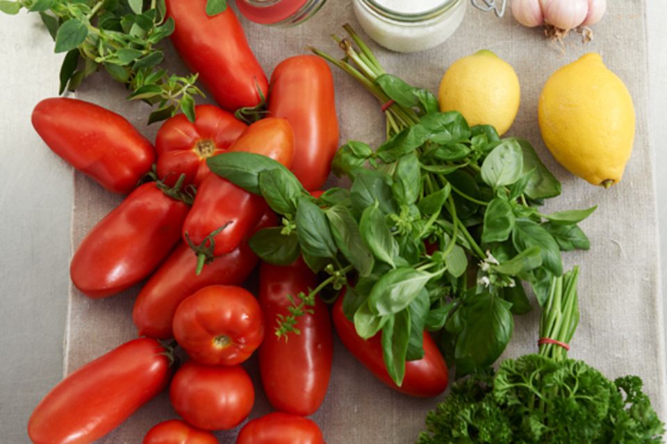Vollreife Tomaten und Kräuter fürs Einkochen Vollreife Tomaten und Kräuter fürs Einkochen