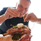 Koch und Gründer Aleksander Zupanc würzt das Steak mit bestem Meersalz. Loui & Jules Grillboutique