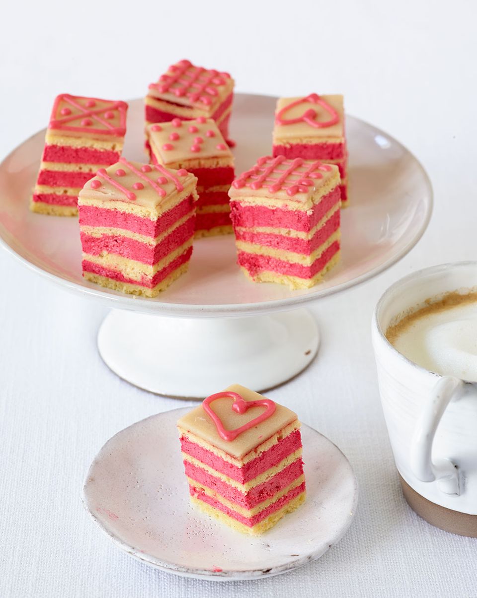 Herz, was willst Du mehr? Mit Prinzessinnen-Petits-Fours hinterlassen Sie Eindruck! Herz, was willst Du mehr? Mit Prinzessinnen-Petits-Fours hinterlassen Sie Eindruck!