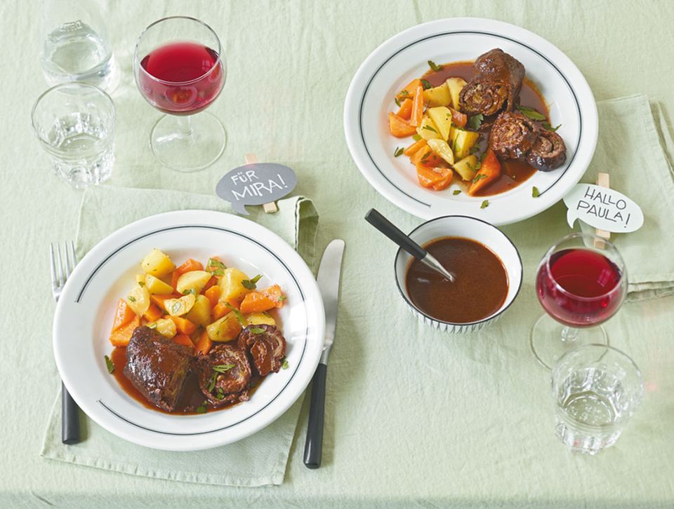 Rinderroulade: zart geschmortes Fleisch, Gemüse und würzige Sauce Rinderroulade: zart geschmortes Fleisch, Gemüse und würzige Sauce