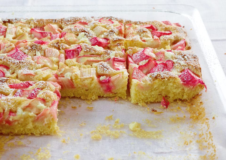 Ein Klassiker der deutschen Küche: Blechkuchen mit Rhabarber Ein Klassiker der deutschen Küche: Blechkuchen mit Rhabarber