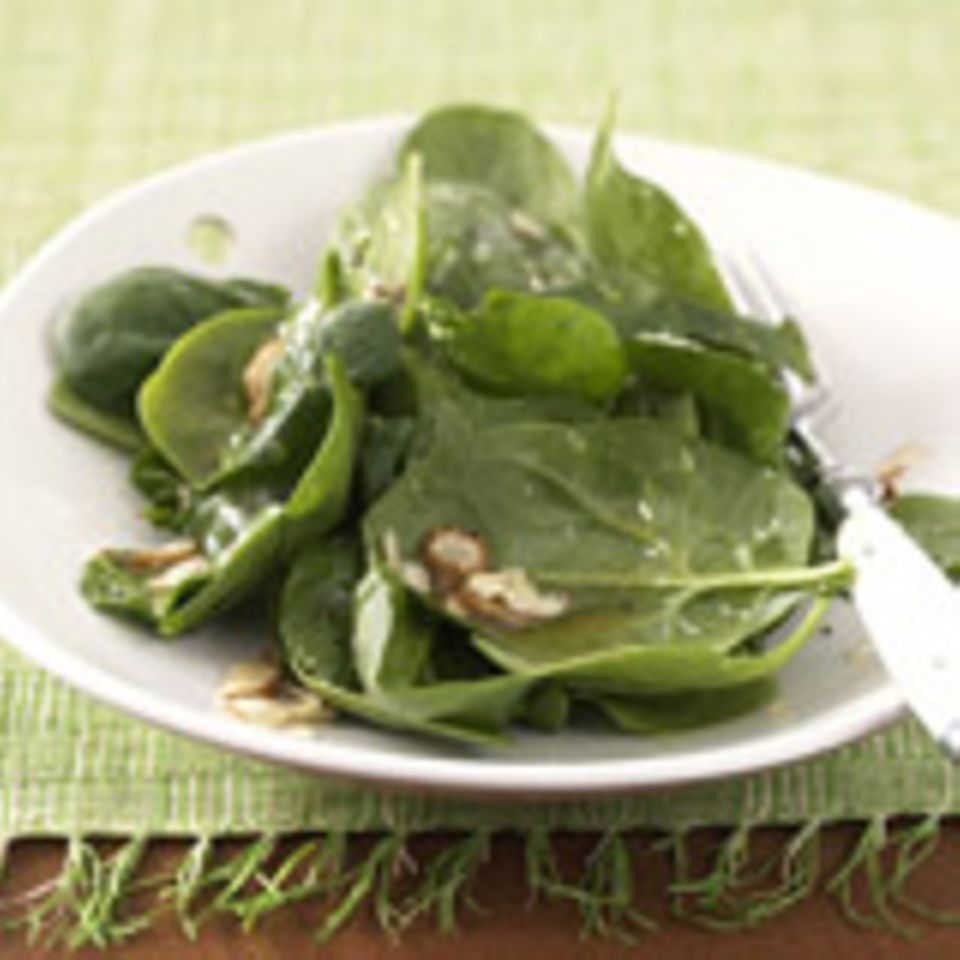 Blattspinat Salat mit Haselnusskernen Blattspinat Salat mit Haselnusskernen