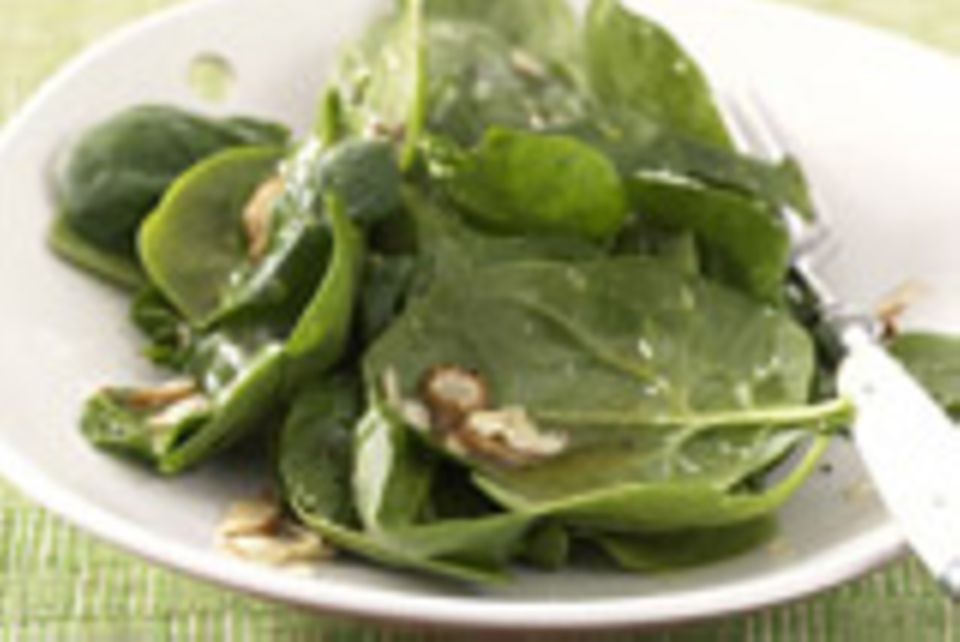Blattspinat Salat mit Haselnusskernen