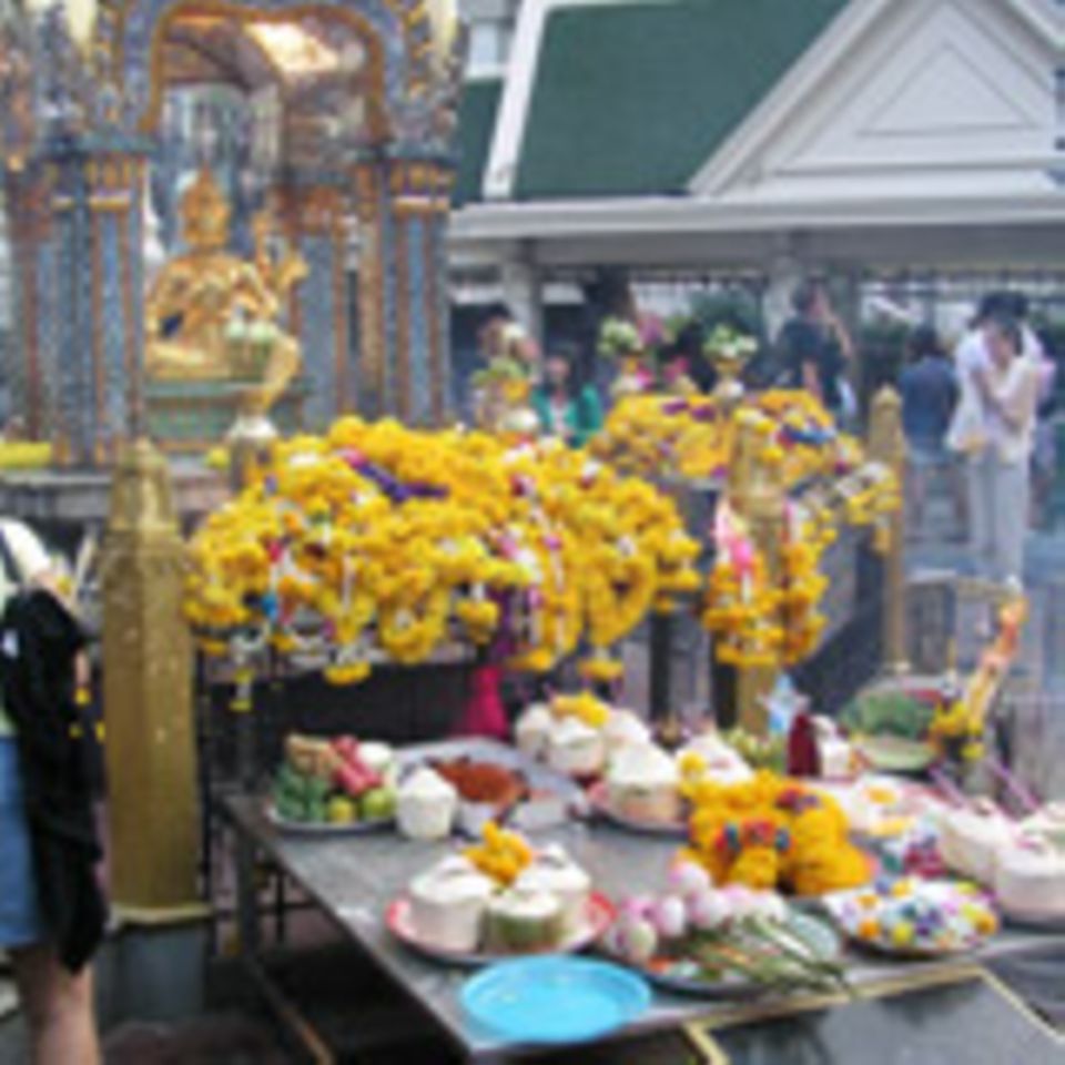 Kulinarische Opfergaben vor einem Buddha Kulinarische Opfergaben vor einem Buddha