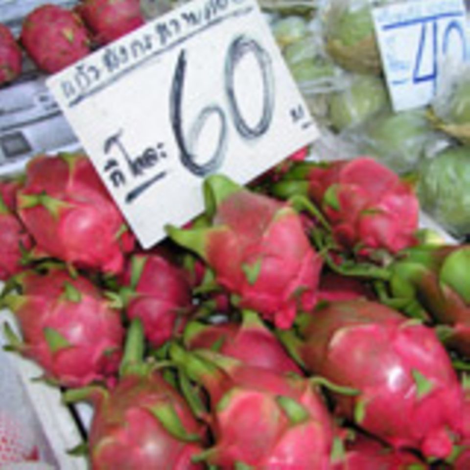 Drachenfrüchte auf einem thailändischen Markt Drachenfrüchte auf einem thailändischen Markt