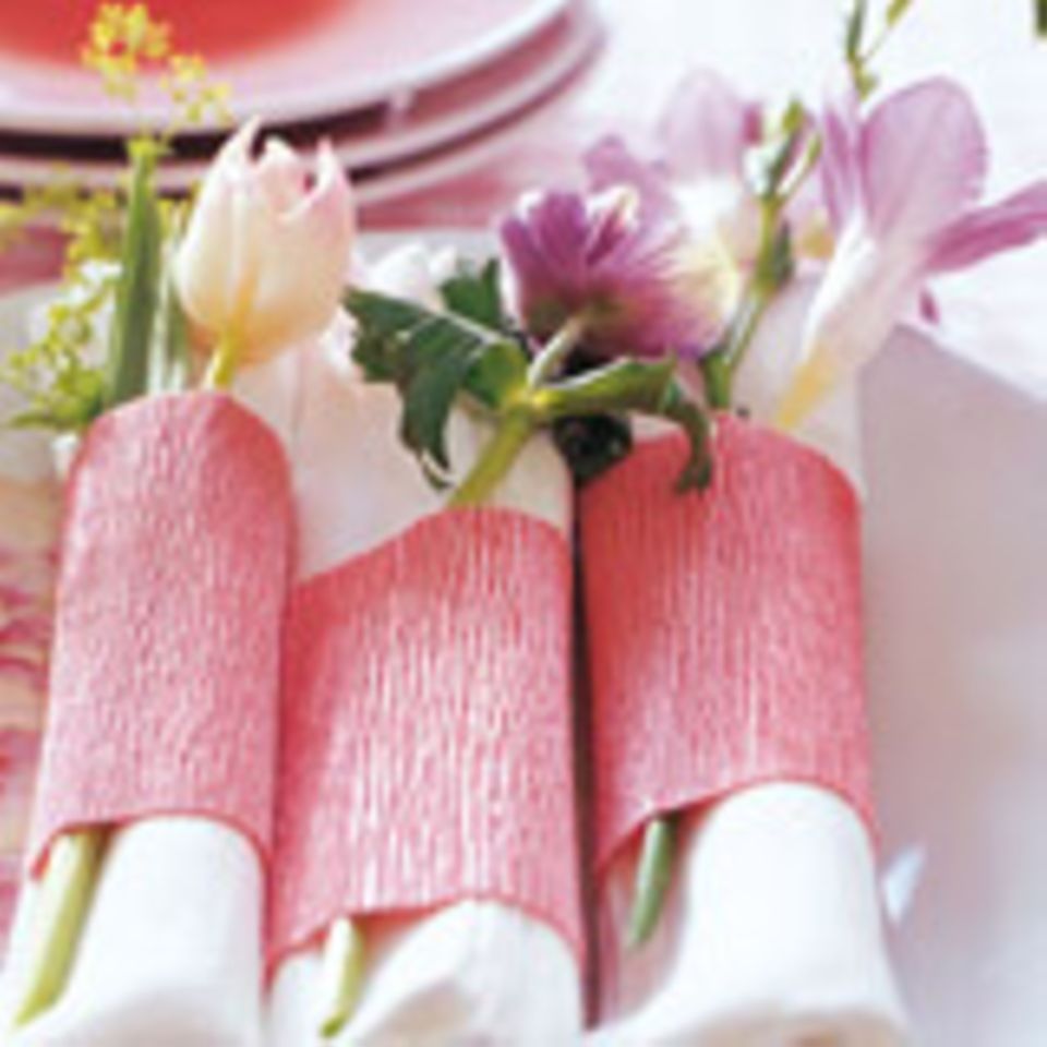 Serviettenringe aus rosa Krepp-Papier Serviettenringe aus rosa Krepp-Papier