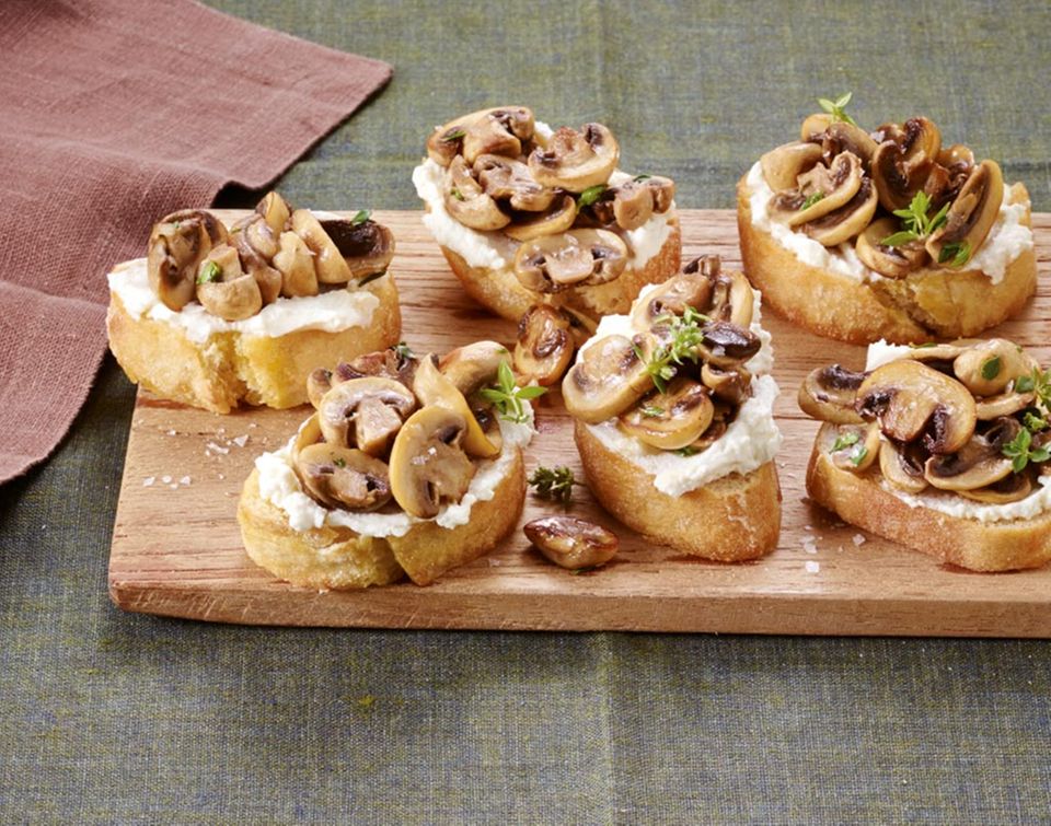 Leckerer Snack: gebratene Champignons auf knusprigem Brot Leckerer Snack: gebratene Champignons auf knusprigem Brot