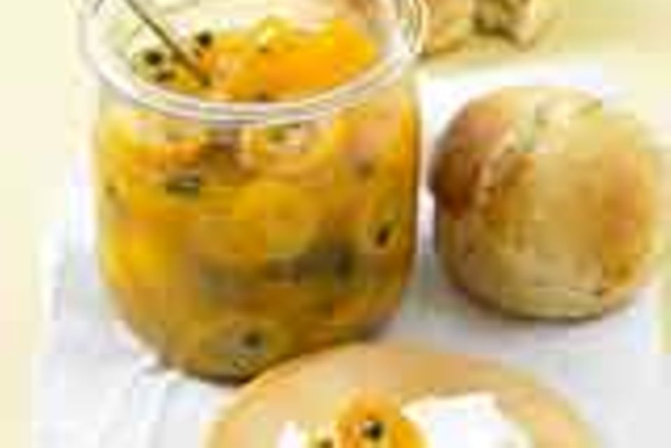 Kumquats mit Rosmarin-Scones