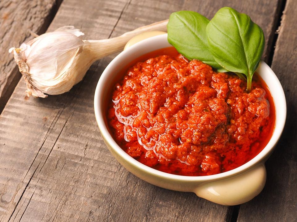 Intensiv und aromatisch: Pesto rosso aus getrockneten Tomaten Intensiv und aromatisch: Pesto rosso aus getrockneten Tomaten