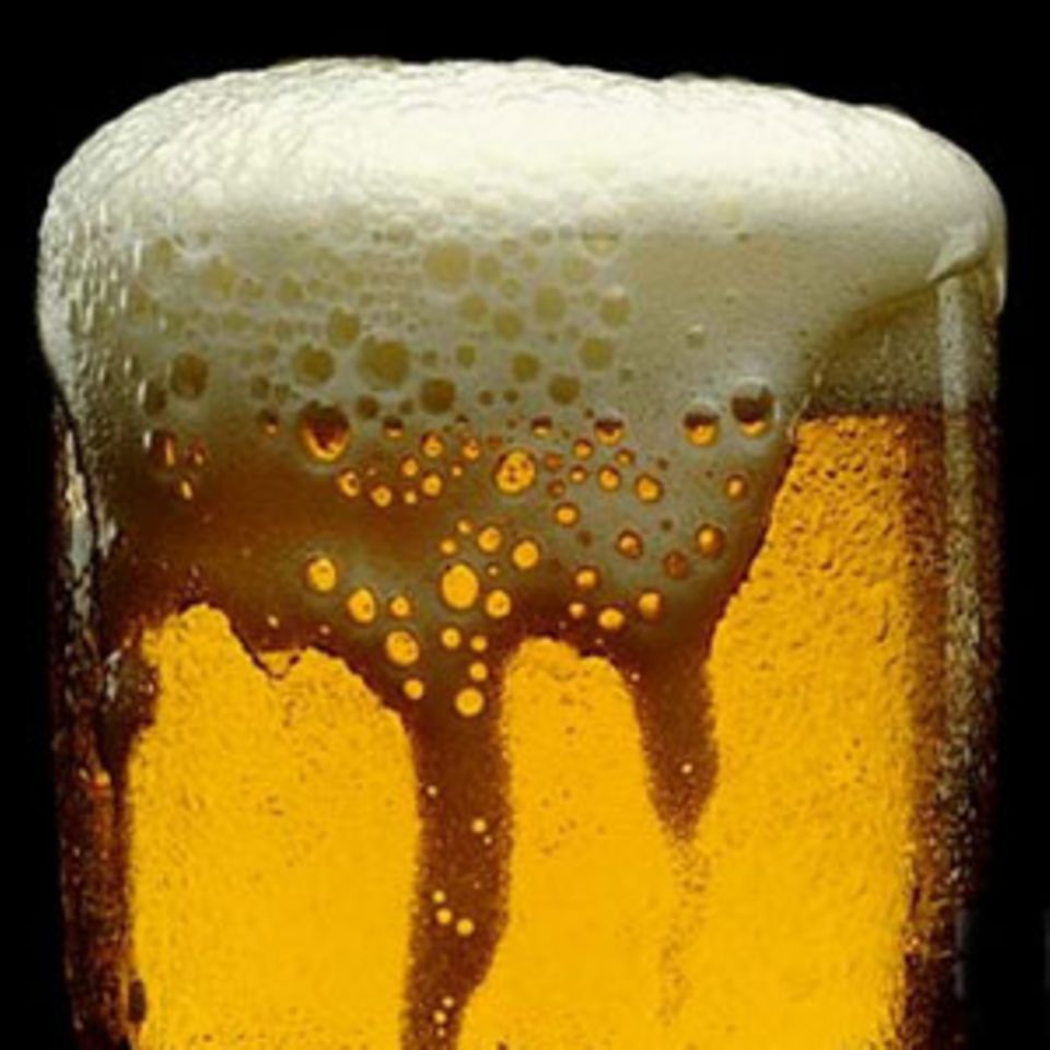 Frisch gezapftes Bier Frisch gezapftes Bier