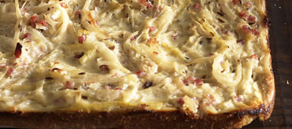 Zwiebelkuchen vom Blech mit rohem Schinken Zwiebelkuchen vom Blech mit rohem Schinken