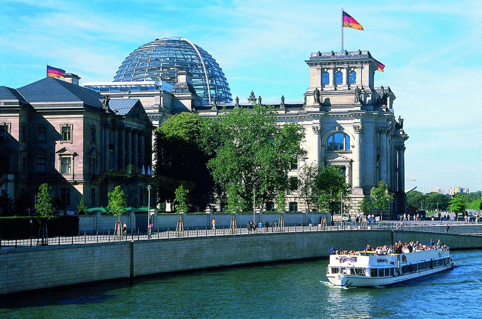 Bei Bootstouren hat man eine gute Sicht auf den Reichstag Bei Bootstouren hat man eine gute Sicht auf den Reichstag