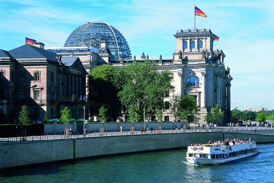 Bei Bootstouren hat man eine gute Sicht auf den Reichstag