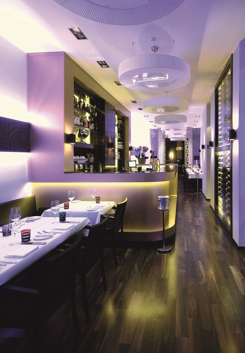 Design-Restaurant Bond Design-Restaurant Bond