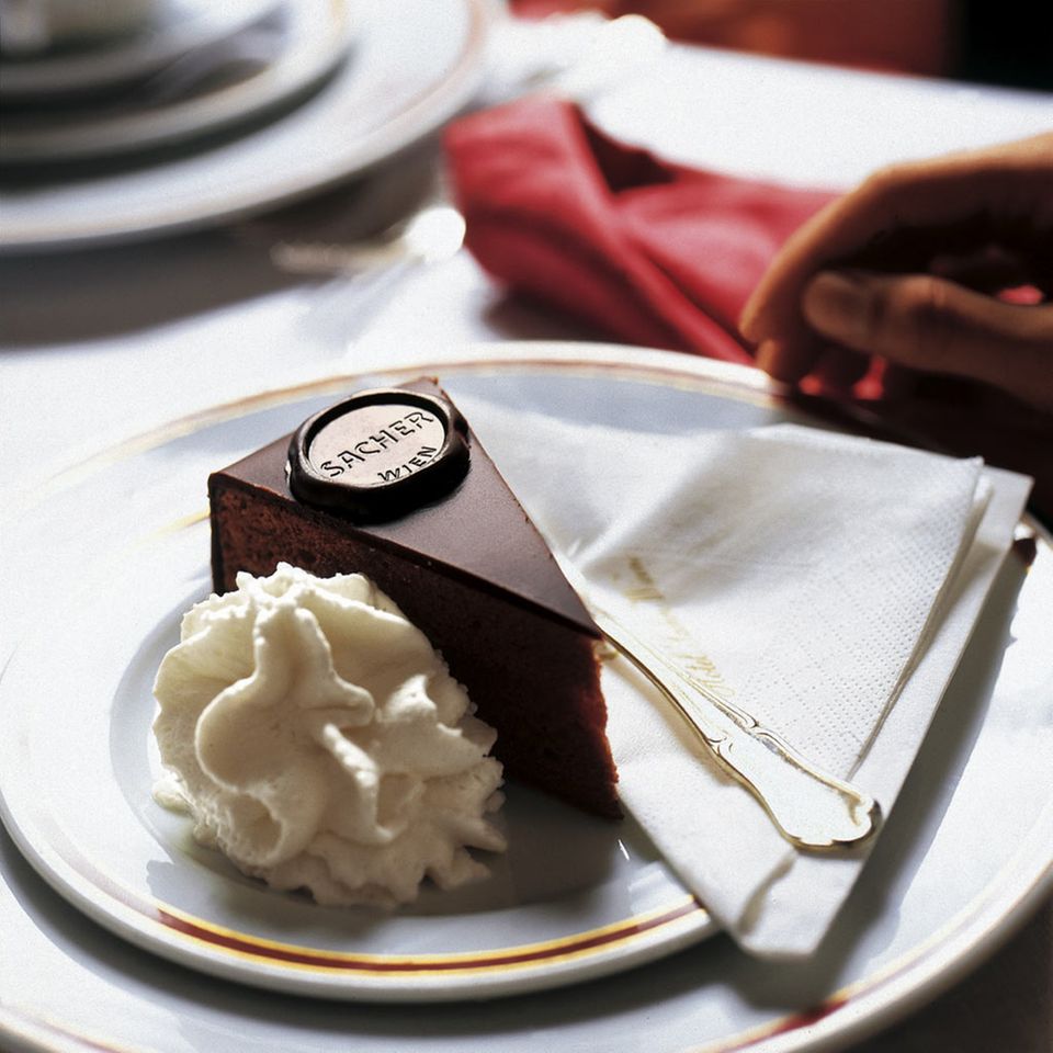 Der Klassiker: Sachertorte mit Schlagobers Der Klassiker: Sachertorte mit Schlagobers