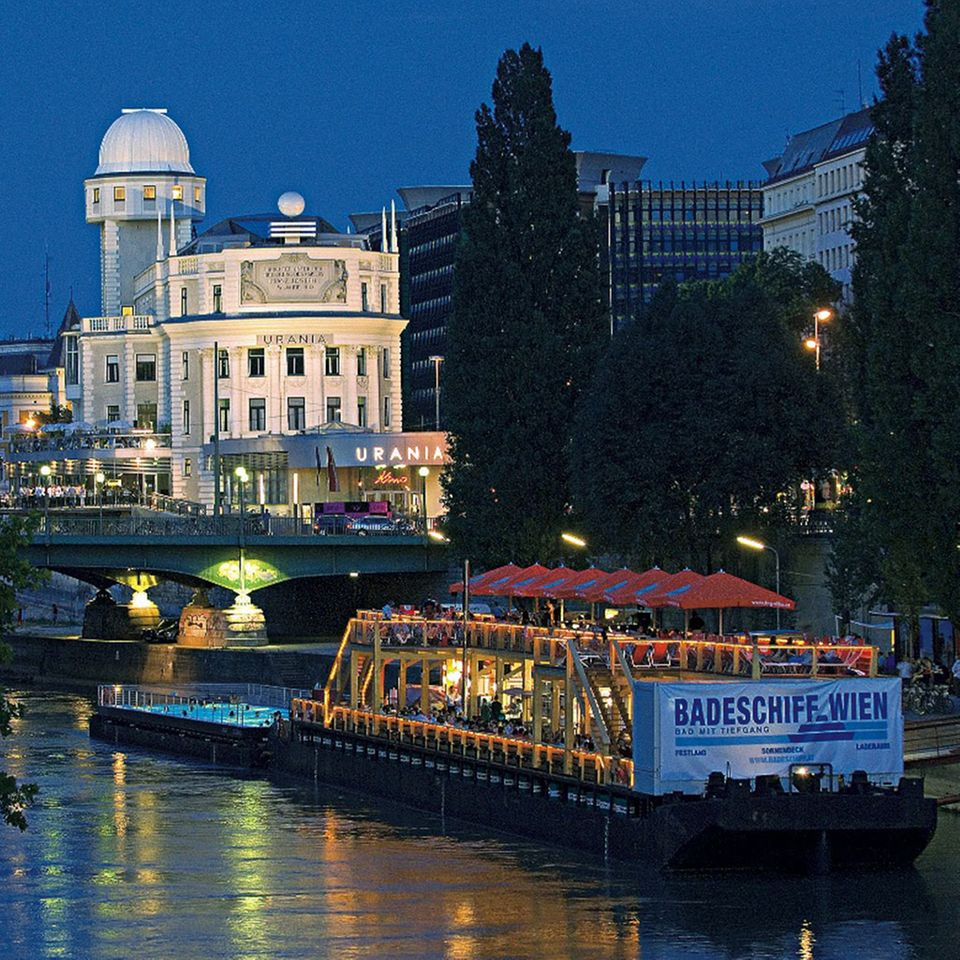 Das Badeschiff liegt im Donaukanal vor Anker Das Badeschiff liegt im Donaukanal vor Anker