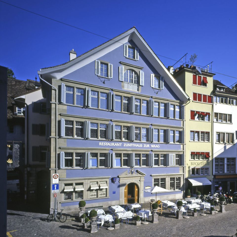 Im Zunfthaus "Zur Waag" befindet sich das gleichnamige Restaurant Im Zunfthaus "Zur Waag" befindet sich das gleichnamige Restaurant
