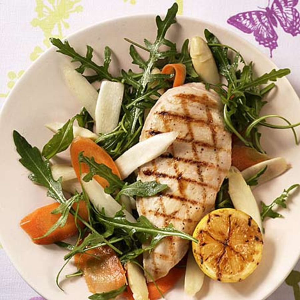 Gegrilltes Huhn auf Spargel-Möhren-Salat