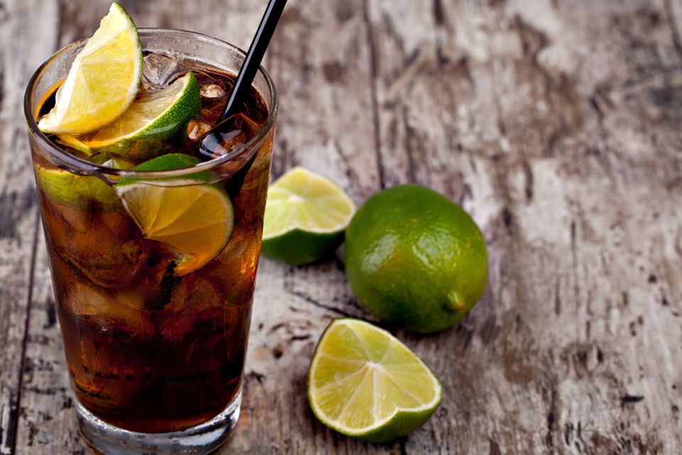 Cuba Libre wird in einem Highball-Glas serviert Cuba Libre wird in einem Highball-Glas serviert