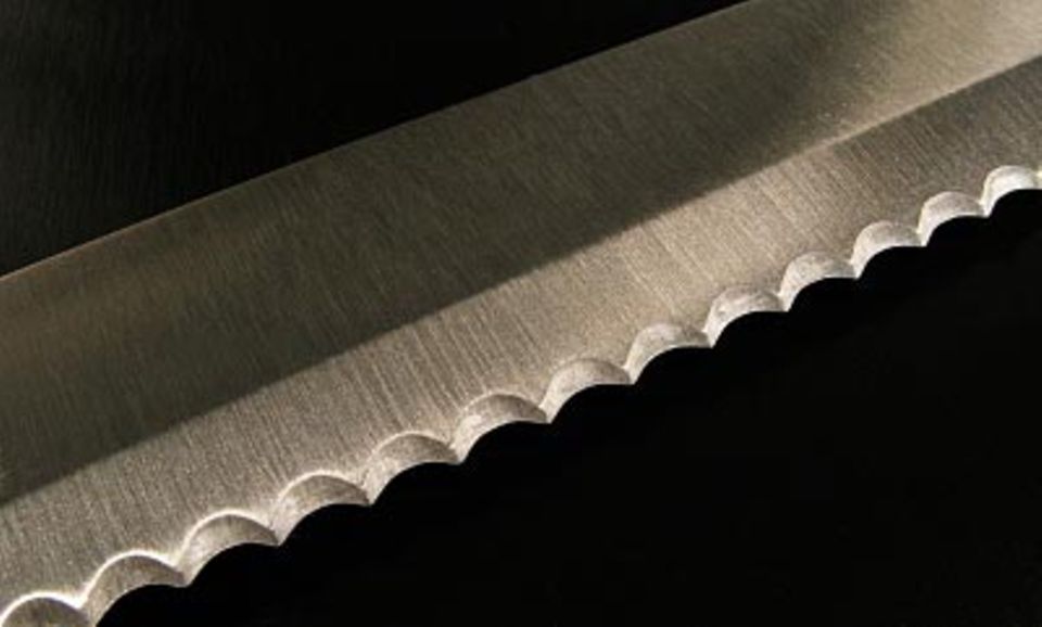 Messer mit Wellenschliff. Messer mit Wellenschliff.