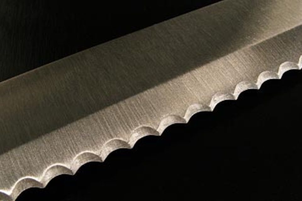 Messer mit Wellenschliff.