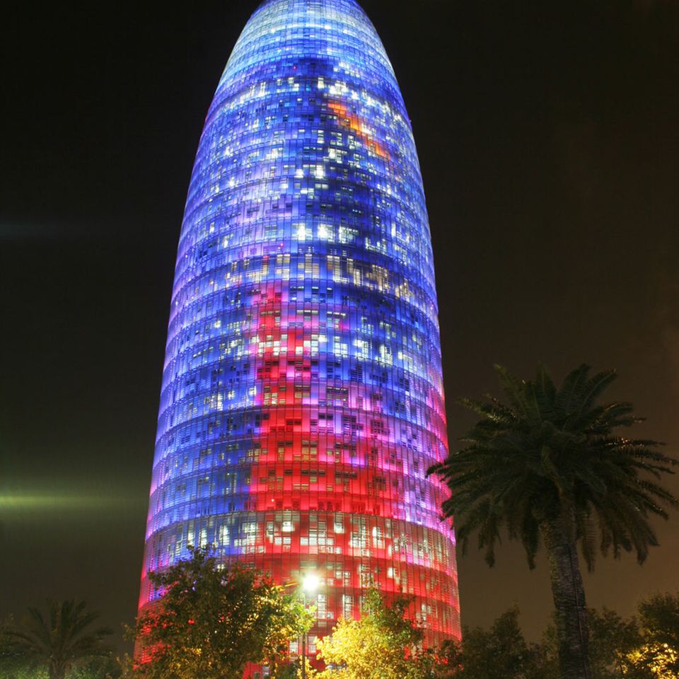 Barcelona bei Nacht: der Torre Agbar