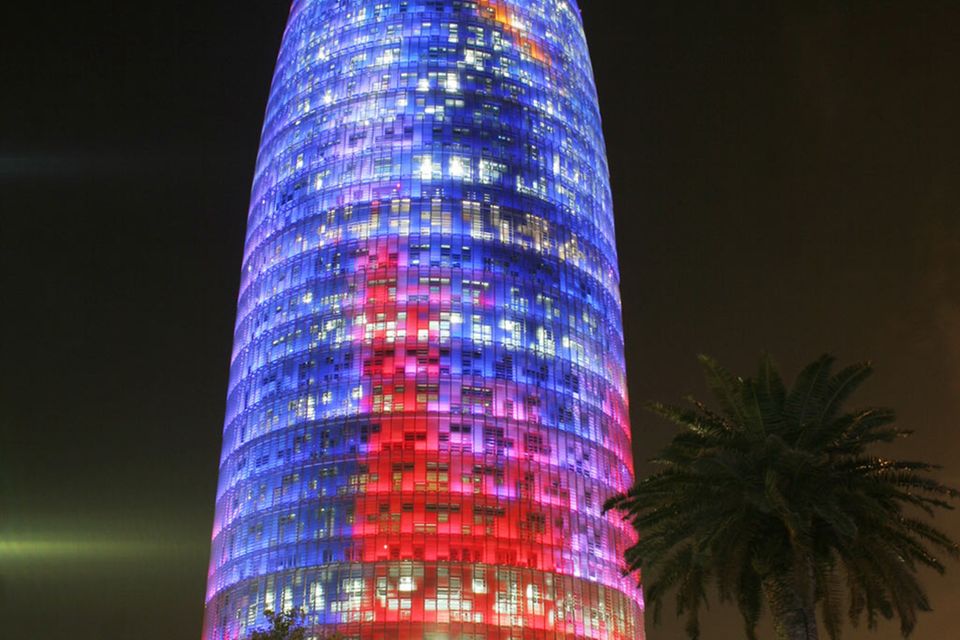 Barcelona bei Nacht: der Torre Agbar