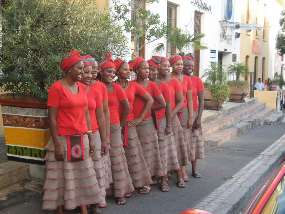 Die Damen des "Africa Cafés" warten schon auf die kommenden Gäste. Die Damen des "Africa Cafés" warten schon auf die kommenden Gäste.