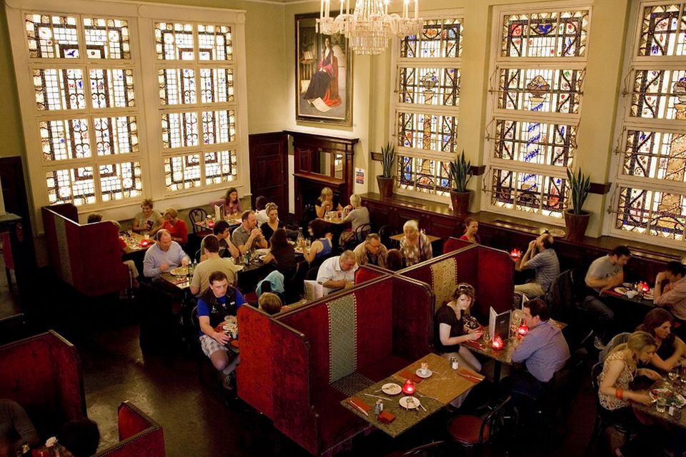 Bewley's Oriental Café ist insbesondere am Wochenende ein heiß begehrter Ort in Dublin.