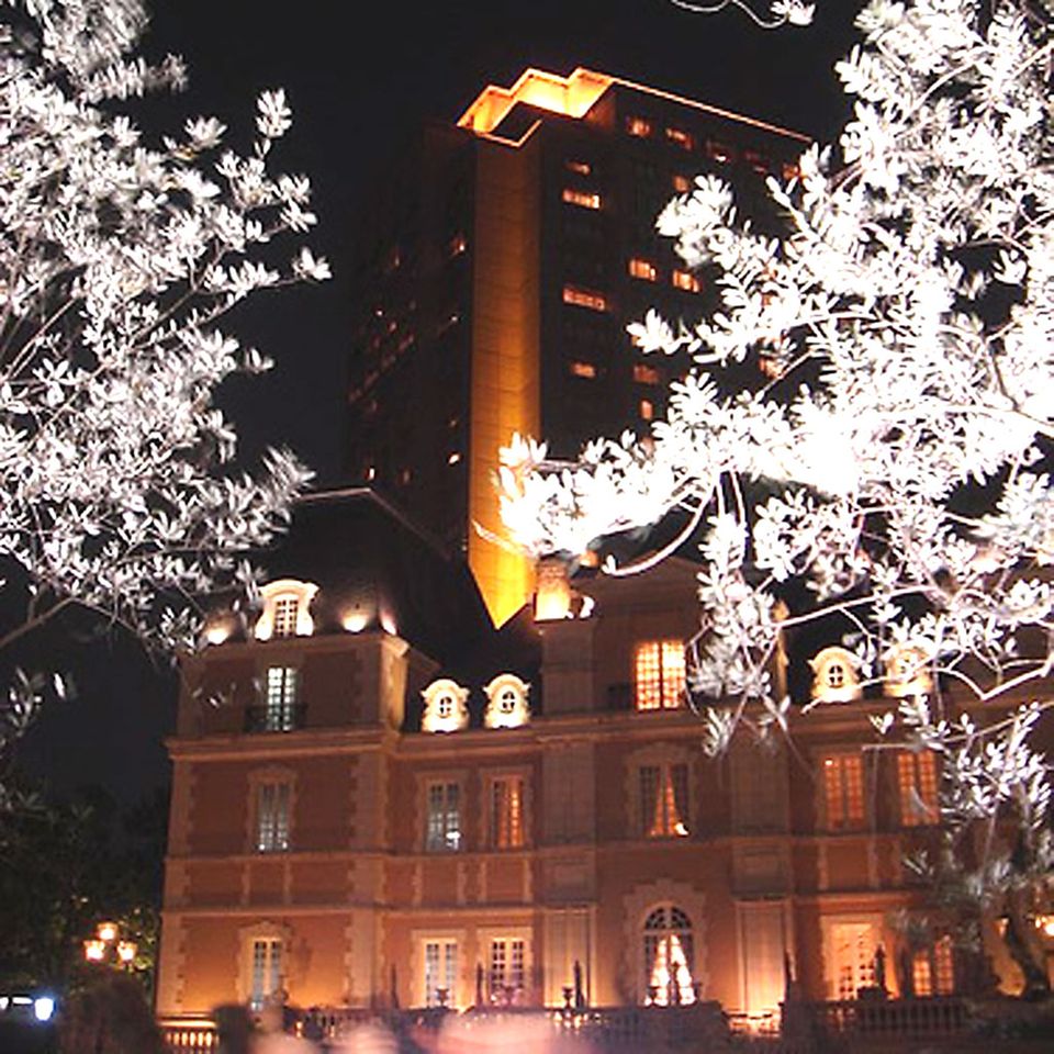 Joël Robuchon serviert seine Sterneküche in einem französischen Schloss Joël Robuchon serviert seine Sterneküche in einem französischen Schloss
