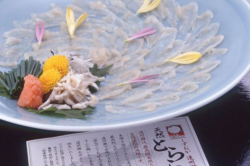 Fugu wird oft als hauchdünnes Sashimi gereicht