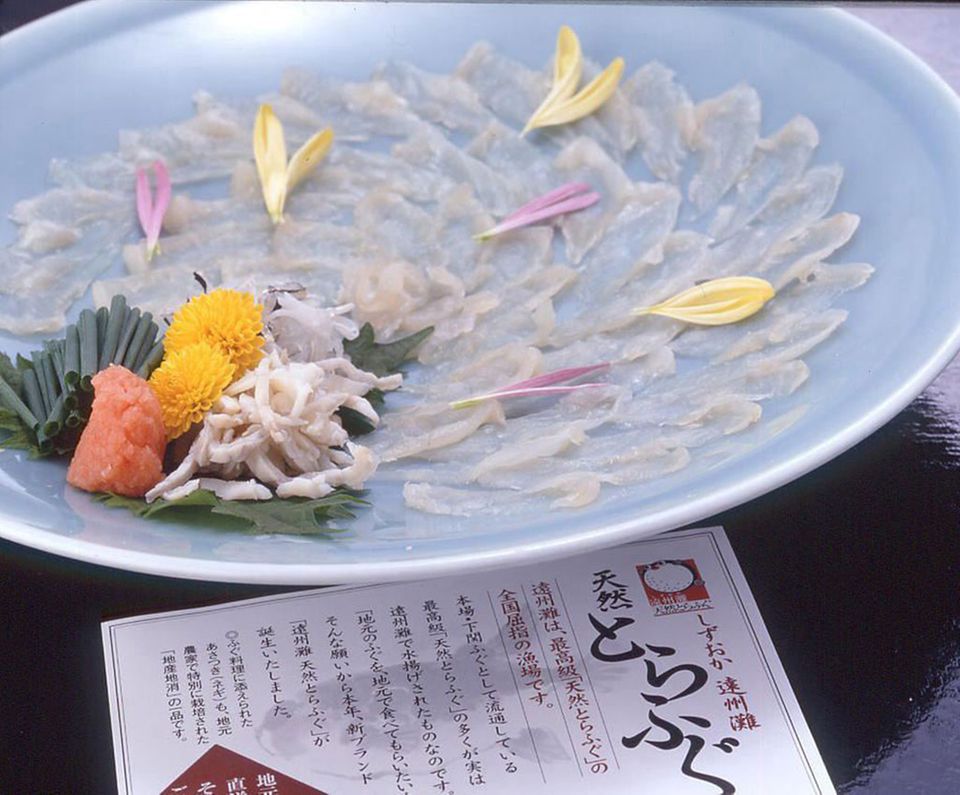 Fugu wird oft als hauchdünnes Sashimi gereicht Fugu wird oft als hauchdünnes Sashimi gereicht