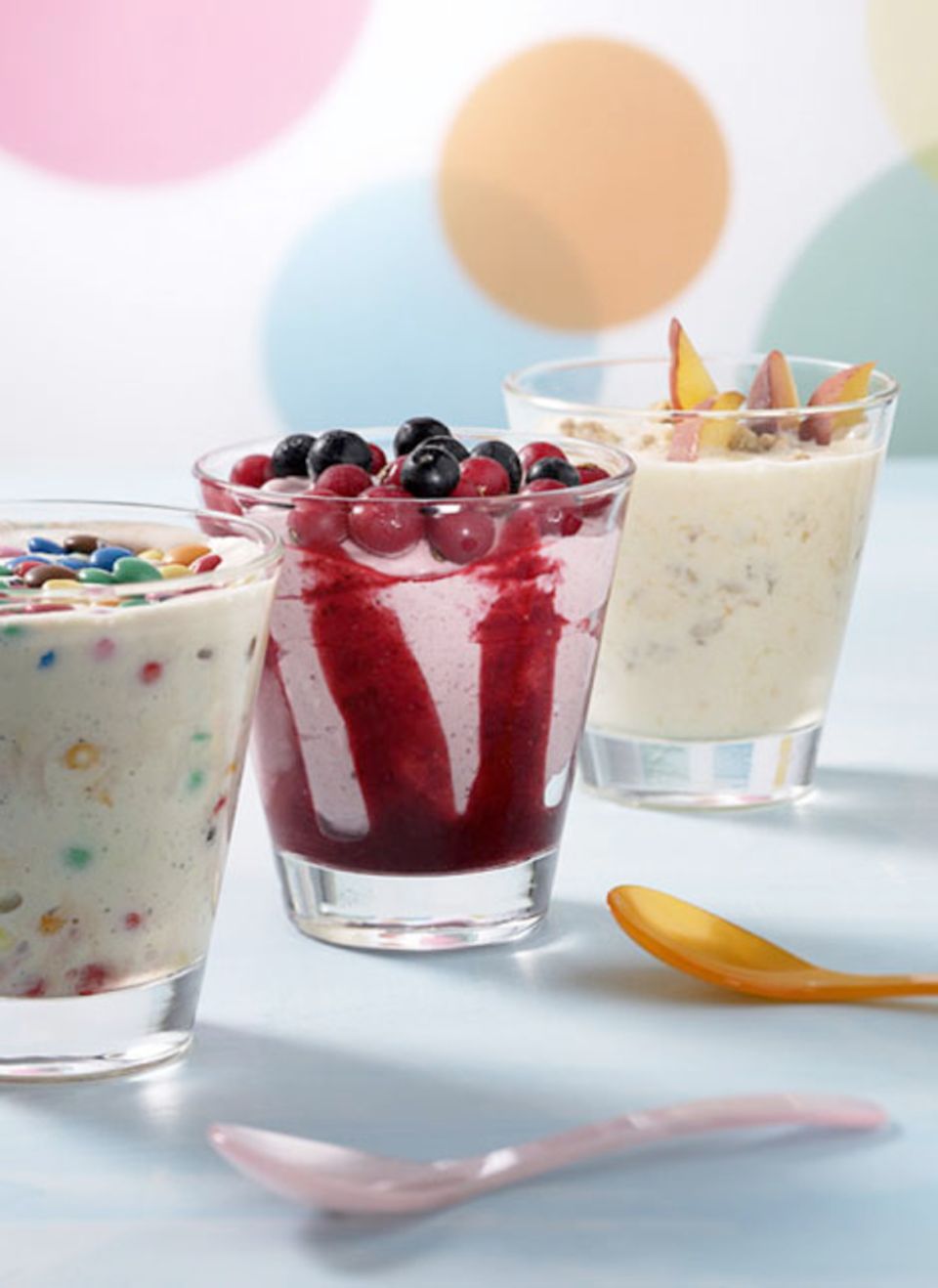 Bunte Desserts mit Joghurt. Bunte Desserts mit Joghurt.