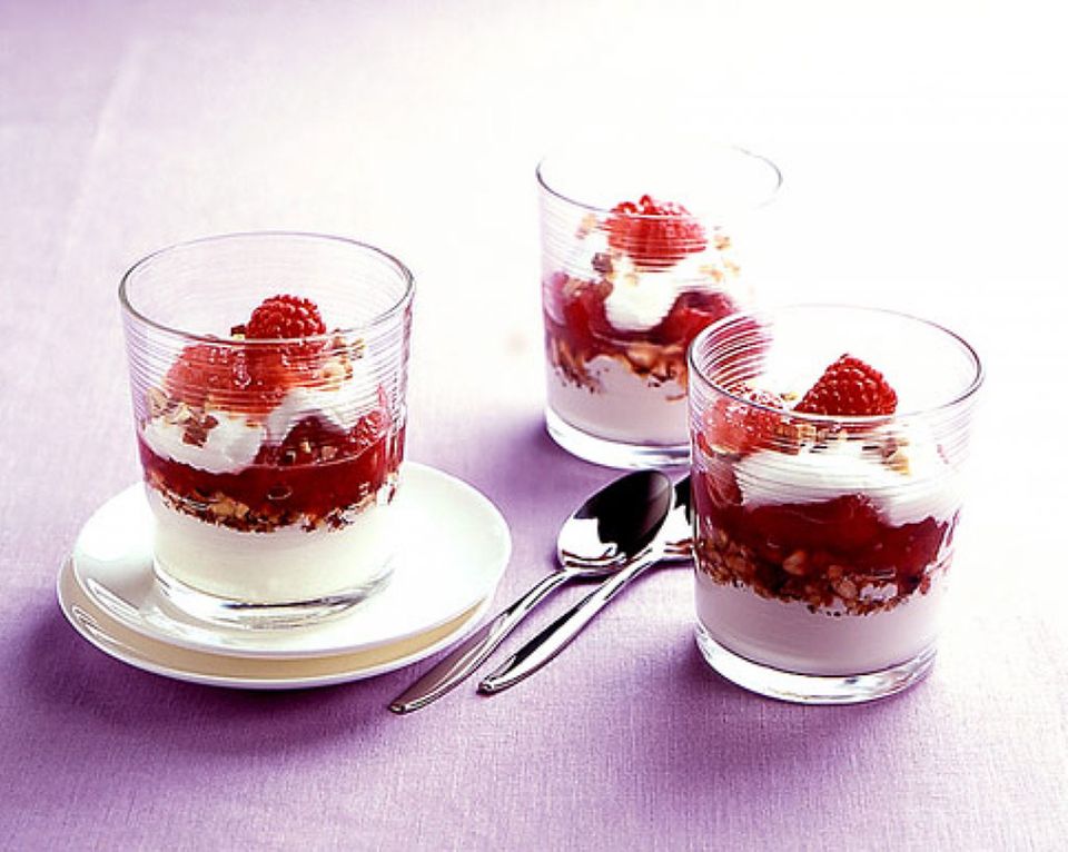 Joghurt mit Himbeeren. Joghurt mit Himbeeren.